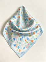 Écharpe en soie imitation à motifs de cœurs colorés. Écharpe carrée en satin frais. Accessoire essentiel pour les trajets quotidiens des femmes.