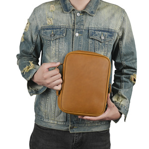 Bolso de Mano para Hombre de Cuero Crazy Horse, Rectangular, con Cubierta Antipolvo, Color Marrón Oscuro y Marrón Claro, Primavera 2025 - Product Image 2