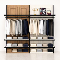 Porte-vêtements commercial en métal noir avec panneau arrière en bois bicolore blanc et étagères doubles suspendues