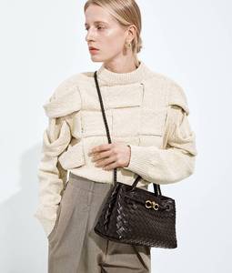 Bolso de mano pequeño Andiamo de Bottega BV en piel Intrecciato flexible con detalle de nudo distintivo y correa cruzada deslizante Veneta - Product Image 1