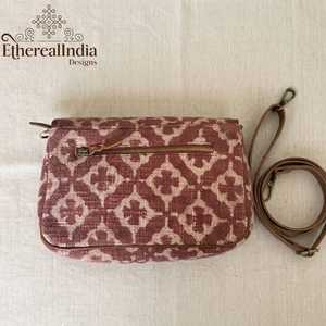 Bolso Bandolera Rosa con Estampado de Bloques, de Algodón, Estilo Boho Étnico, con Solapa y Correa de Cuero, Venta al por Mayor, Exportación India - Product Image 2