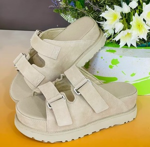 Chanclas clásicas de verano UGGs marrones con doble hebilla, suela gruesa, doble velcro y diseño de zapatillas de gamuza fáciles de poner. - Product Image 3