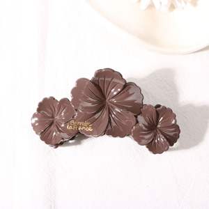 Pince à cheveux élégante en plastique brillant à trois fleurs de 11 cm pour femme, vente en gros - Product Image 5