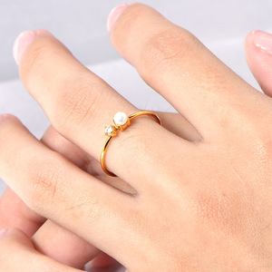 Joyería fina delicada Material de acero inoxidable Combinación brillante Cristal de perla con incrustaciones Anillos de dedo chapados en oro de 18 quilates Anillo de moda - Product Image 5