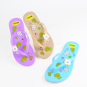 Vente directe usine – Nouveaux modèles de tongs et claquettes pour femmes, idéales pour la plage - Product Image 1