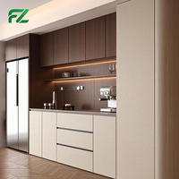Armoires de cuisine modernes en chêne, couleur crème, coins arrondis, OEM/ODM, sans formaldéhyde, résistantes à l'eau, écologiques, avec panneaux en aluminium
