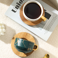 Mug à café en porcelaine à texture marbre noir et blanc, style campagnard moderne, avec poignée en bois, design palette, écologique, logo personnalisé