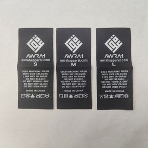 Échantillon Gratuit Étiquettes de Vêtements Tissées 100% Polyester de Haute Qualité Pliées au Centre Personnalisées avec Instructions de Lavage Durables et Écologiques - Product Image 1