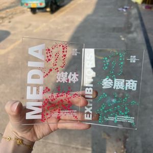 ป้ายแขวนเสื้อผ้าอะคริลิกใส พิมพ์โลโก้ตามสั่ง ป้ายพลาสติกเคลือบเงา สำหรับร้านค้าเสื้อผ้า - Product Image 6