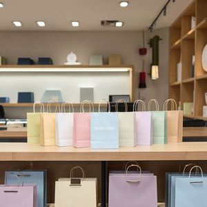 Sac en papier kraft imprimé personnalisé Blanc Brun Durable Style classique avec poignées pour les courses au supermarché et les cadeaux - Product Image 1