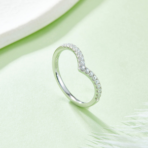 Anillo de Protección en Forma de V J&C, Plata de Ley 925, Chapado en Oro Blanco, Banda de Diamantes de Color D de 0.33 ct - Product Image 3