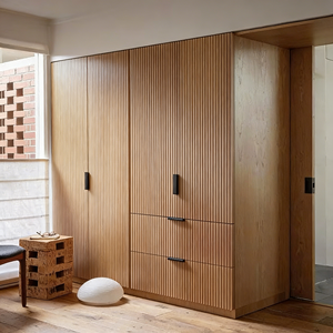 Armario de Madera Personalizado y Económico BALOM, Diseño de Rayas Verticales que Agrega Capas Espaciales, Mueble de Dormitorio - Product Image 1