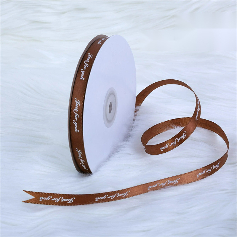 Un rollo de 45 metros de cinta color café.