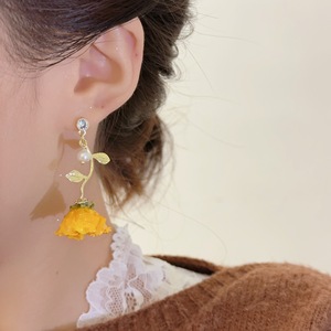 Boucles d'oreilles pendantes en fleurs jaunes pérennes faites à la main, style bohème, vente chaude, boucles d'oreilles à clous en perles de fleurs de rose séchées naturelles pour filles - Product Image 4
