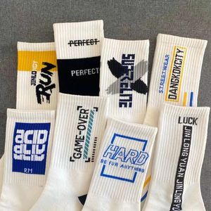 Chaussettes de sport professionnelles de <span class=keywords><strong>haute</strong></span> qualité OEM, épaisses, absorbant la transpiration, avec inscription <span class=keywords><strong>blanche</strong></span>, design personnalisé, chaussettes en coton - Product Image 4