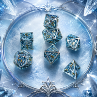Ensemble de dés de jeu de rôle polyédriques en métal ajouré à motifs floraux, 7 pièces, avec chiffres dorés incrustés, en métal bleu ajouré