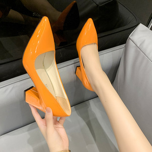 Vente en gros usine Escarpins pour femmes à bout pointu, talon carré, en cuir verni coloré, pour le bureau, les soirées et les occasions habillées - Product Image 3