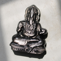 Sculpté à la main 8-9cm obsidienne naturelle cristal plat Ganesh 8-9cm argent doré éclat éléphant dieu ornement pour la décoration de la maison