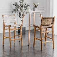 Tabouret de bar haut en bois massif avec dossier en cuir tressé, idéal pour les maisons d'hôtes, bars, cafés et usage domestique