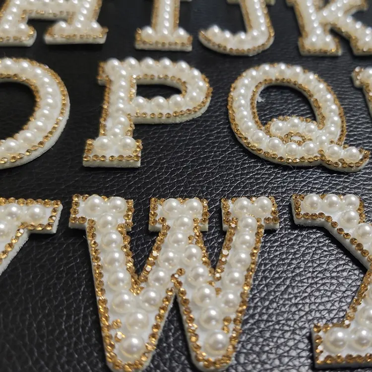 Shenglan D'oro Della Perla del Rhinestone Lettere di Alfabeto Inglese Patch Autoadesivo del Panno Accessori di Abbigliamento Posteriore con Colla patch di perle