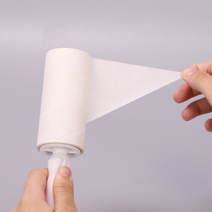 Rodillo Quitapelusas Desechable de Papel Adhesivo para Eliminar Pelo y Pelusas de Mascotas y Alfombras - Product Image 4