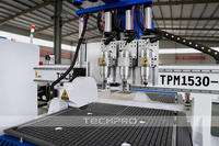Routeur CNC à quatre têtes et plusieurs broches 1325 avec lame de scie pour la découpe de panneaux de bois et de meubles