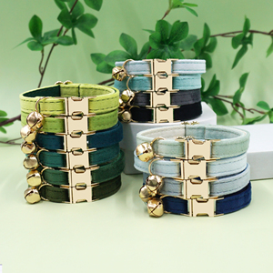 <span class=keywords><strong>Collar</strong></span> para Mascotas, Tendencia Popular: <span class=keywords><strong>Collar</strong></span> de Gato de Terciopelo de Lujo con Campana, Hebilla de Metal Duradera y Ajustable, Adecuado para Gatos Bonitos y Perros Pequeños - Product Image 1