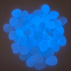 Caillou en résine bleu ciel phosphorescent décorations - Product Image 3