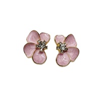 Anting-anting grosir niche high-end, manis dan keren, aksesoris telinga bunga imut, serbaguna, bertemperamen lembut, perhiasan mewah ringan.