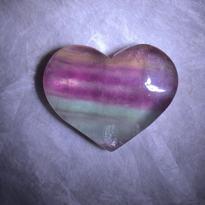 Corazón de Fluorita Arcoíris Natural Tallado, Gema, Amuleto, Rodillo Dérmico, Artesanía de Cristal, Regalo de Halloween, Decoración de Halloween - Product Image 1