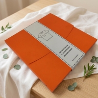 Boîte en carton rectangulaire ivoire recyclable et très prisée pour chemises, idéale pour les magasins de vêtements et les cadeaux