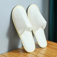 Pantoufles d'hiver unisexes jetables en tissu doux imprimé, confortables pour spa, hôtel et extérieur, prix d'usine, vente en gros
