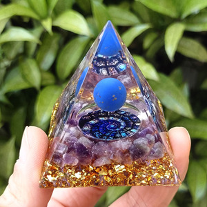 Pyramide en résine de galets de cristal, ornement de bureau artisanal en époxy, décoration d'aquarium, sphère de lapis-lazuli, vortex d'améthyste, cadeau - Product Image 1