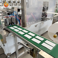 Machine intégrée de pliage et d'emballage de lingettes humides à quatre soudures latérales pour sachets individuels