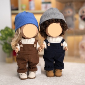 Conjunto de Ropa para Muñecas: Sombrero, Suéter, Pantalones con Tirantes y Zapatos, Conjunto de Ropa para Muñecas Articuladas Españolas, Suéter + Pantalones con Tirantes - Product Image 1
