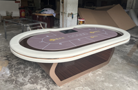 Table de poker Texas Hold'em de style casino avec pieds en bois élégants pour le divertissement Table de conférence neuve et élégante