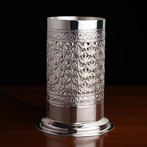 Lámpara de Mesa Cilíndrica, Lámpara de Metal con Trabajo Floral Hecho a Mano, Elegante Decoración para el Hogar, Adorno para Sala de Estar, Dormitorio u Oficina - Product Image 3