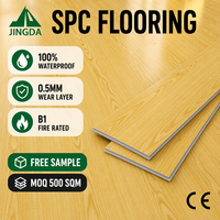 Natürlicher Gelber Holzmaserung SPC-Bodenbelag 3-8mm Starrkern-Vinylplanken Modernes Boutique-Showroom Luxuriöses Grafikdesign Klick-System für Innenbereich