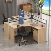 Bureaux informatiques pour 4 personnes, écrans simples et modernes, 4 postes de travail, 6 cloisons, espace de réception de type canapé