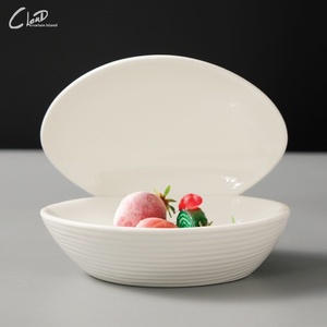 Assiette à dessert en porcelaine de style américain, blanche, de forme irrégulière, écologique. - Product Image 1