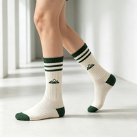 Chaussettes de randonnée personnalisées, chaussettes de sport brodées en jacquard rayé, chaussettes en coton peigné avec coussinets en tissu éponge, chaussettes de trekking pour l'extérieur