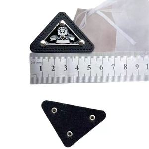 جاهز للشحن: ملصق ملابس مصمم بجودة عالية بشعار معدني لعلامة تجارية مشهورة للملابس - Product Image 3