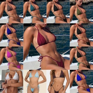 Ensemble bikini triangle imprimé pour femme, haut dos nu avec anneau métallique et bas string à nouer sur les côtés, idéal pour la plage et le bronzage - Product Image 2
