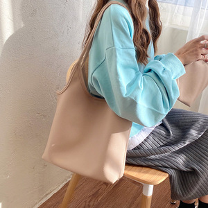 Sac à bandoulière minimaliste grande capacité pour femme, couleur unie, léger, en cuir souple, avec boucle magnétique, pour usage quotidien - Product Image 3