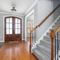 Escalier droit de luxe Prima avec système de main courante intégré, construit sur mesure pour un projet de décoration intérieure haut de gamme pour villa
