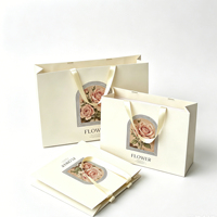 Sacs en papier de luxe personnalisés en papier recyclé crème beige pour l'emballage de vêtements avec poignée en ruban pour chaussures, personnalisez votre propre logo