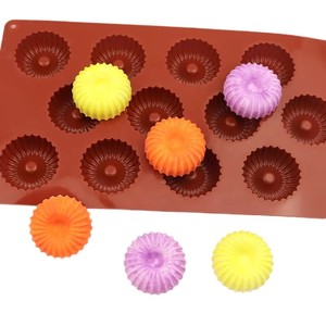 Molde de Silicona para Hornear Pasteles, Chocolate, Gelatina, Postres, Moldes de 12 Cavidades con Forma de Corazón y Flores - Product Image 1