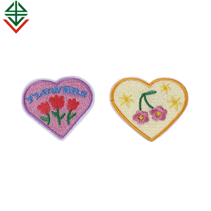 Parches autoadhesivos personalizados Patrones surtidos Forma de corazones Apliques Bordado Parches de corazón - Product Image 6