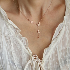 เครื่องประดับผู้หญิงสวยหรู สร้อยคอประดับพู่ห้อย จี้รูปผีเสื้อ ลูกปัดกลม สแตนเลสชุบทอง - Product Image 5
