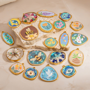 จี้ห้อยคอรูปทรงต่างๆ ทำจากสแตนเลสและเรซิ่น สำหรับทำเครื่องประดับ DIY สีทอง 18K ลวดลายดอกไม้ คงสีได้ เหมาะสำหรับทั้งชายและหญิง - Product Image 2